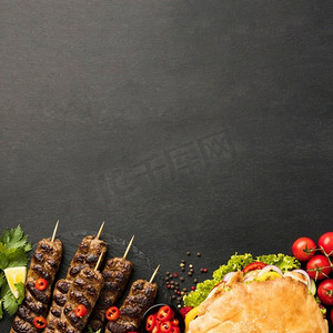 平板铺设品种美味的烤肉串与复制空间。高分辨率照片。平板铺设品种美味的烤肉串与复制空间。高品质的照片