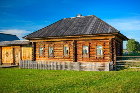 古老的传统俄罗斯乡村木屋，19世纪
