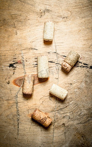 葡萄酒组合软木塞。在木制的背景上..酒木软木塞。