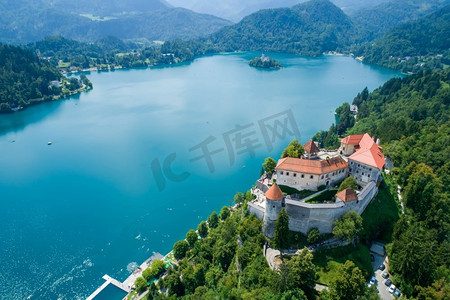 斯洛文尼亚—鸟瞰度假胜地布莱德湖。空中FPV无人机摄影。斯洛文尼亚美丽的自然城堡布莱德