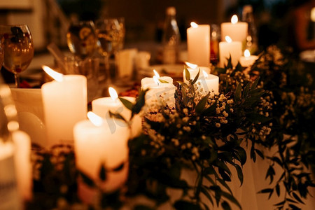 餐桌装饰上的节日传统蜡烛