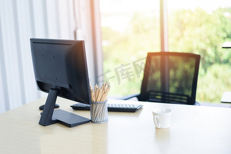 办公桌，配有电脑桌面铅笔和咖啡杯，用于设计师办公桌/桌子工作场所，商务办公，自然背景
