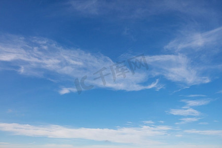 空气净化器主图摄影照片_晴朗的背景，蓝天白云，自然的背景。