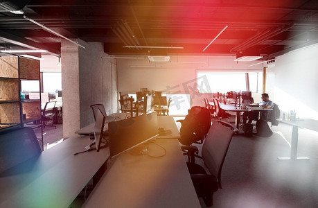 软件开发人员在现代阳光明媚的开放式办公室里从事编写编程代码的日常工作