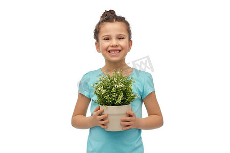 环境，自然和人的概念—愉快的微笑的女孩拿着花在锅在白色背景。快乐的微笑女孩拿着花在锅里