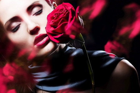 玫瑰地摄影照片_迷人的女人与玫瑰