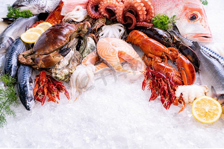 海鲜市场摄影照片_ 海鲜，冰，龙虾，鲑鱼