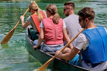 跑在街道都市环境早晨训练锻炼的铁人三项运动员撑船人物活动