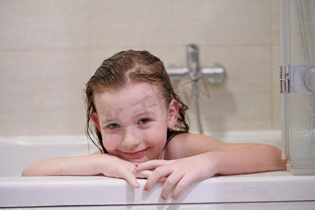 小女孩在浴缸里戴着呼吸管护目镜洗澡，孩子们的卫生观念和暑假中的冠状病毒呆在家里