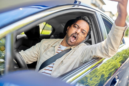 运输，车辆和人的概念—愤怒的印度男子或司机驾驶汽车和手势。愤怒的印度男子或司机驾驶汽车