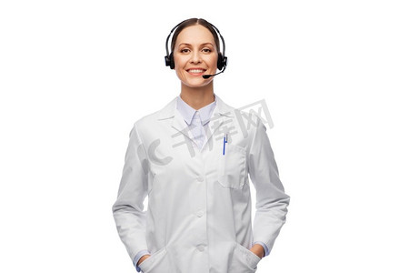 医学、职业和保健理念--快乐微笑的女医生，白色背景上戴着耳机。戴着耳机微笑的女医生
