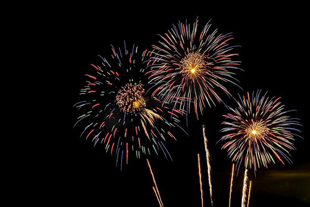 五颜六色的烟花显示背景在晚上庆祝周年