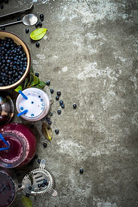 蓝莓配蓝莓冰沙和果汁在石桌上。蓝莓冰沙和果汁