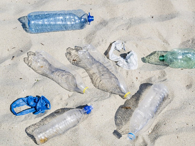 水袋气球摄影照片_空塑料水瓶塑料袋砂