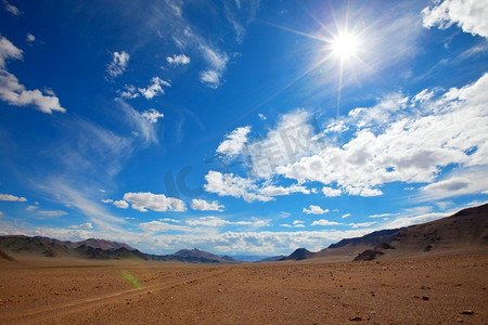 道路蓝色摄影照片_蒙古戈壁滩的道路