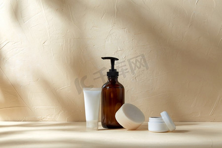 黑金磨砂质感摄影照片_肥皂、奶瓶、保湿霜、磨砂膏