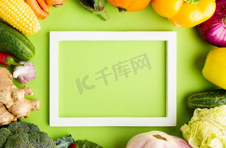 顶视图空框架与安排蔬菜。高分辨率照片。顶视图空框架与安排蔬菜。高品质的照片