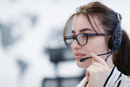 企业和技术概念—有耳机的女操作员在呼叫中心工作有耳机的女商人在呼叫中心