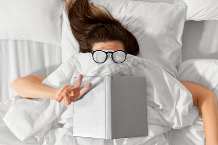  眼镜，床，睡觉，阅读