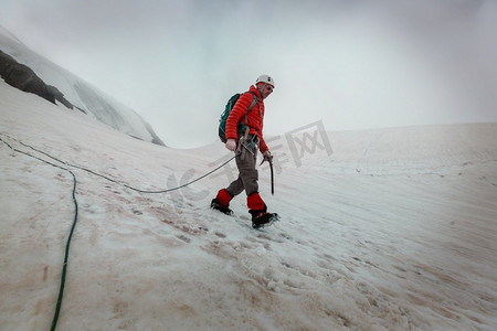 攀爬雪山摄影照片_攀登高雪山