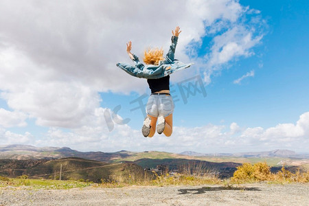 女子跳高喜悦山顶。高分辨率照片。女子跳高喜悦山顶。高质量照片