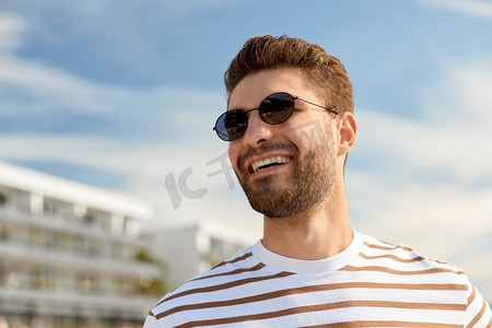 暑假和人的概念—年轻人的肖像在海滩太阳镜在塔林，爱沙尼亚。年轻人在夏天的海滩太阳镜