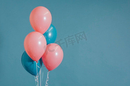 庆贺摄影照片_粉色和蓝色的气球
