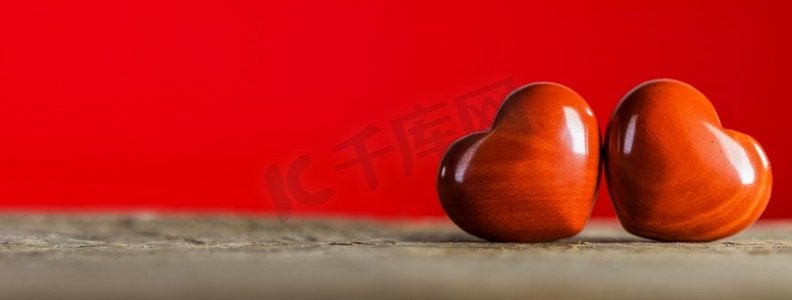 情人节&S两颗红心木质底色，爱情观。情人节木头上的心形