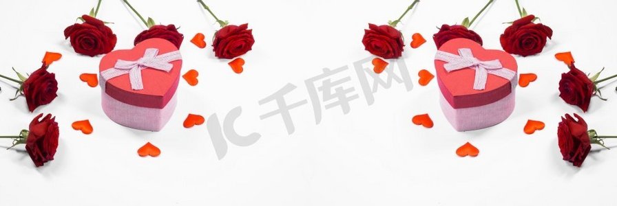 婚礼心形框摄影照片_美丽的礼物在心形盒子与丝带弓玫瑰花和纸心隔绝在白色背景。心形礼物和玫瑰