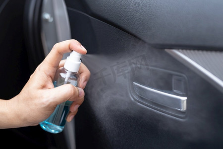 喷雾清洁汽车以防止电晕病毒
