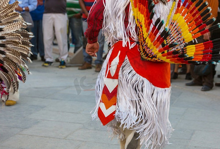 商品展示区海报摄影照片_美洲原住民舞者展示他们在圣萨尔瓦多的传统舞蹈