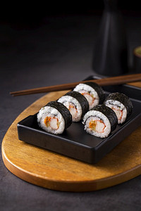 真木寿司卷用筷子分辨率和高质量的美丽照片。真木寿司卷用筷子高品质美丽的照片概念