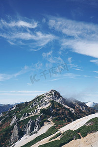 日本长野阿尔卑斯山北部的竹黑山全景。探险和登山活动的概念。