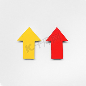 红色黄色箭头标志。分辨率和高质量的美丽照片。红色黄色箭头标志。高品质和分辨率美丽的照片概念