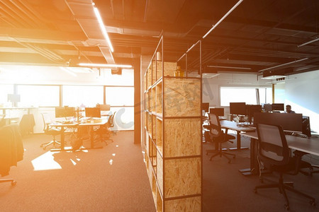 软件开发人员工作日常工作编写编程代码在现代阳光明媚开放计划办公室