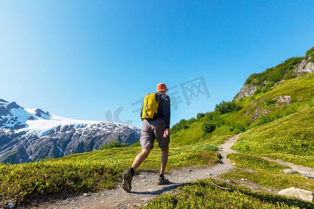 远足摄影照片_夏季在阿拉斯加徒步旅行