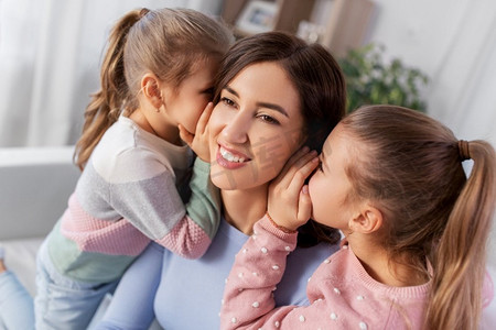 人、家庭和观念--幸福的母亲和两个女儿在家中闲聊。幸福的母女们在家中说三道四