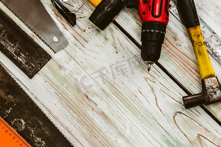 家杂摄影照片_俯视图平面铺的工具为杂工和木匠。木工爱好和DIY概念。