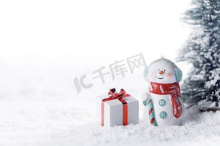小可爱的雪人与礼物在冷杉林下飘落的雪。雪人和礼物