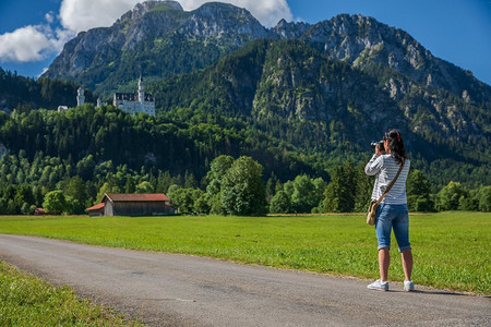女游客拍照新天鹅堡巴伐利亚阿尔卑斯山德国