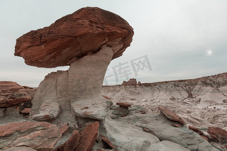 荒凉的背景摄影照片_美国犹他州沙漠中的胡杜斯形成。