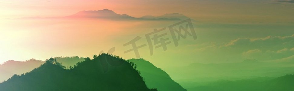 神话般的阳光光线在美丽的日出在爪哇岛，印度尼西亚山