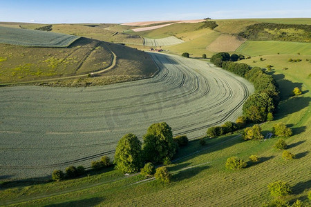 英国乡村美丽的无人机风景图象在傍晚日落期间夏天光