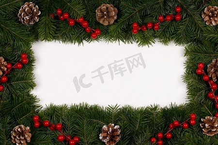 白色背景上的树枝圣诞边框，与复制空间隔离，红色浆果，圆锥体。圣诞树枝框架