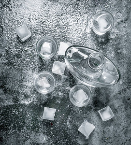 冰的摄影照片_加冰的伏特加。在一个乡村的背景下。加冰的伏特加。