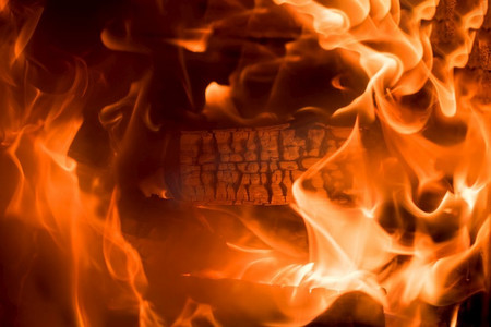 扁平几何橙色摄影照片_火背景燃烧的木柴在壁炉关闭