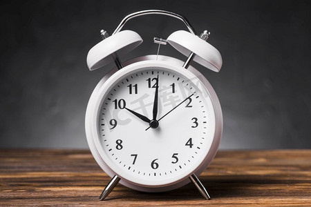 白色闹钟木制纹理表显示 10 点.闹钟挂钟