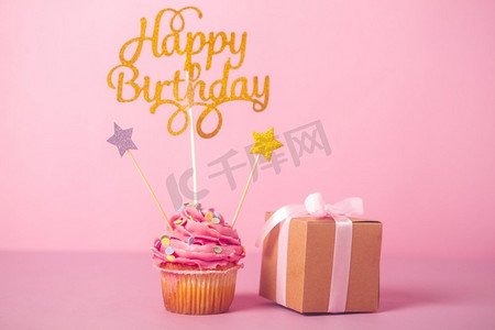 粉红色生日蛋糕和礼物分辨率和高质量的美丽照片。粉红色生日蛋糕和礼物高品质美丽的照片概念