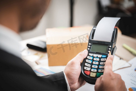 商人通过信用卡支付与信用卡阅读器机器，电子银行和网上业务营销概念