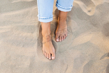 高角度女人脚沙滩。高分辨率照片。高角度女人脚沙滩。高品质的照片